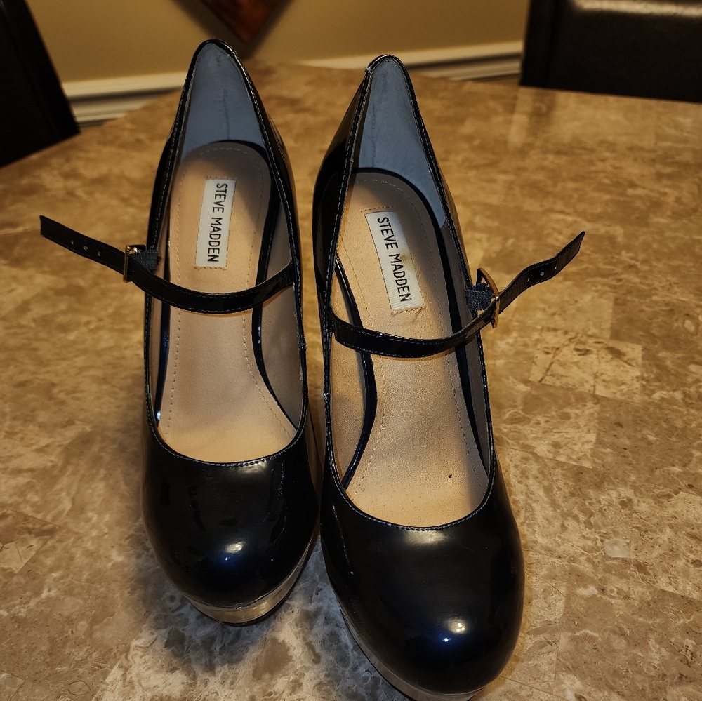 Two-tone high heels.